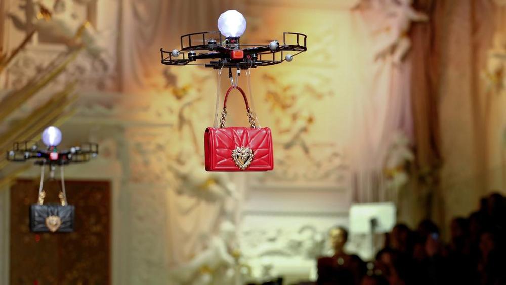 Borse D&G sfilano sui droni